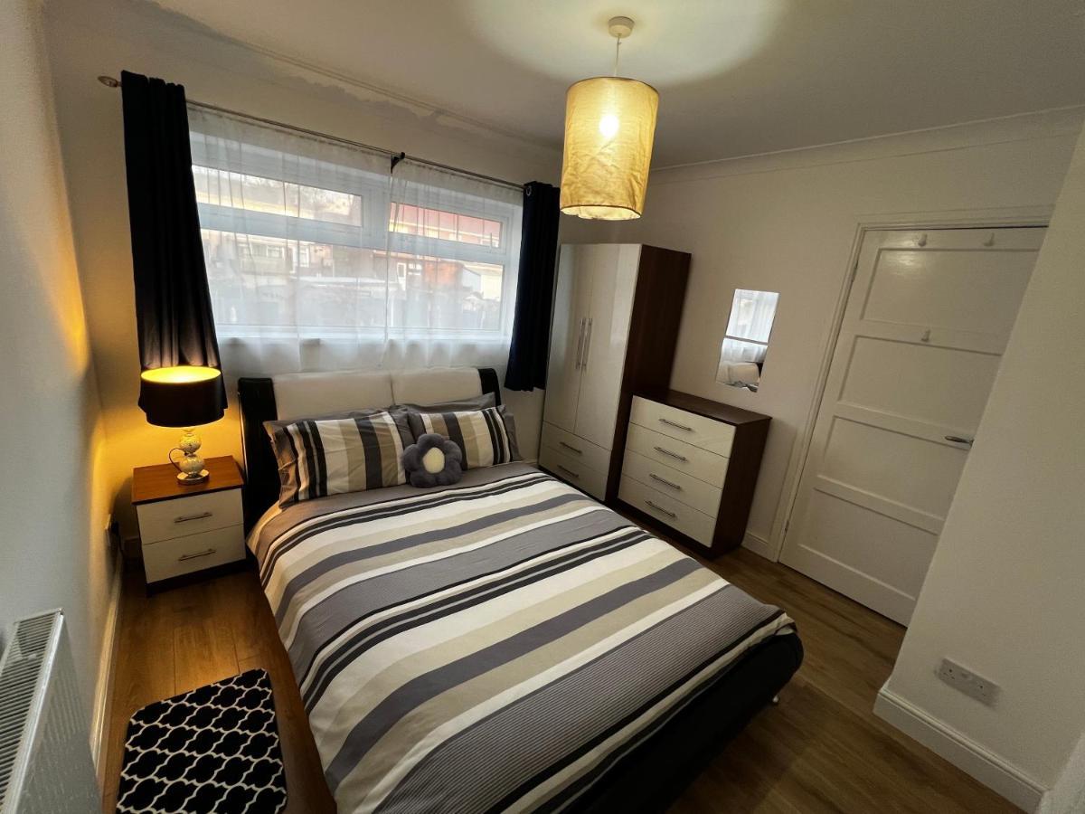 Springfield House- Near Newcastle Centre, Hospital And Keele University! Stoke-on-Trent Экстерьер фото